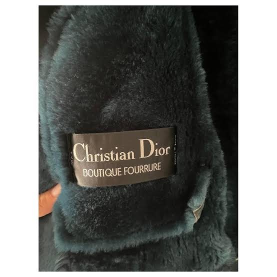 Étiquette Christian Dior Boutique Fourrure sur une fourrure vert profond
